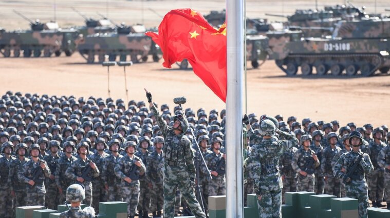 Китай проводит военные учения и опрокидывает технику ближе к Тайваню
