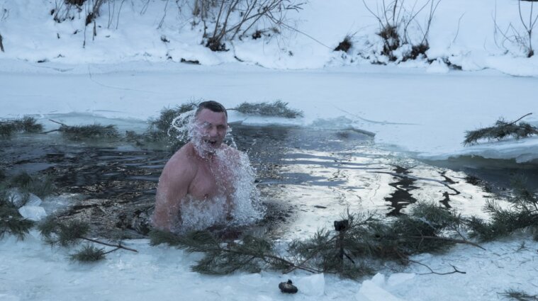 Кличко поздравил украинцев с Крещением из проруби - видео