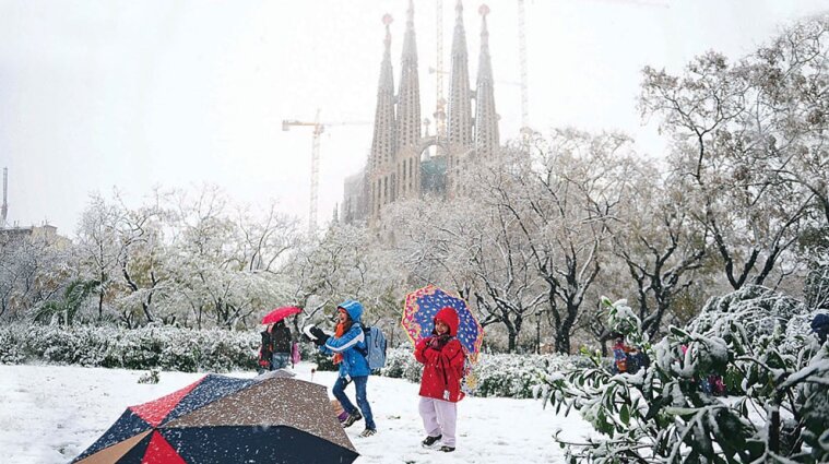 Испания дальше страдает от капризов погоды: Мадрид завалило снегом