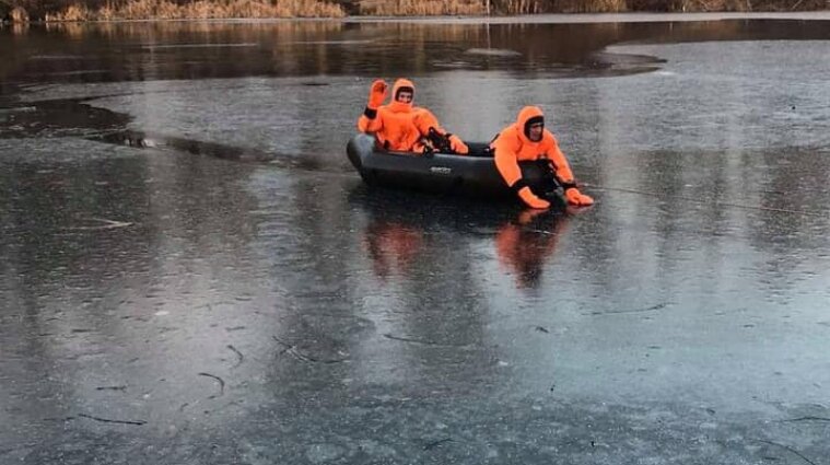 Полтавские спасатели вытащили собаку, провалившуюся под лед