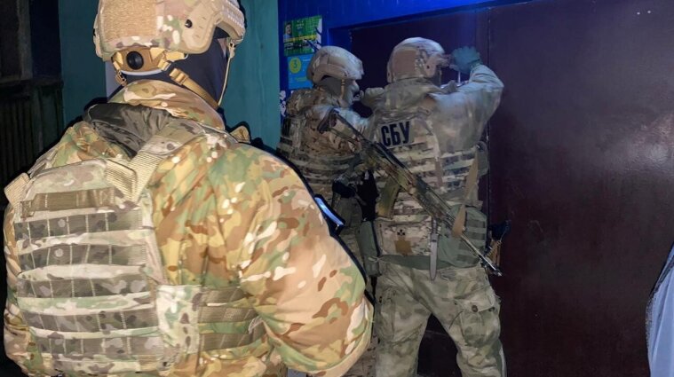 Торгували наркотиками та залякували місцевих: СБУ спіймала дніпропетровських злочинців