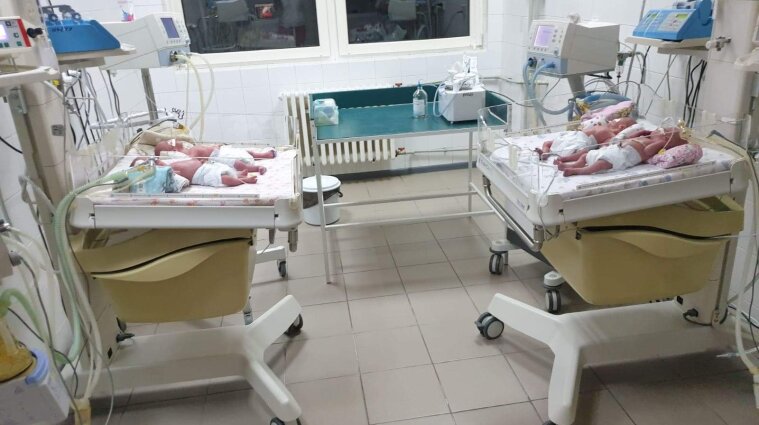 Передчасні пологи та кесарив розтин: 20-річна жінка народила четвірню в Ужгороді
