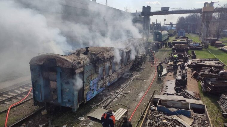 У Києві загорівся залізничний вагон - фото