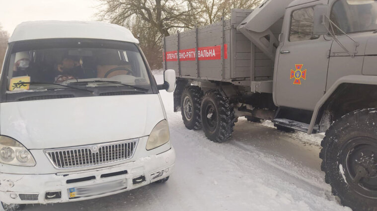 В Хмельницкой области автобус с 15 детьми застрял в снежном сугробе