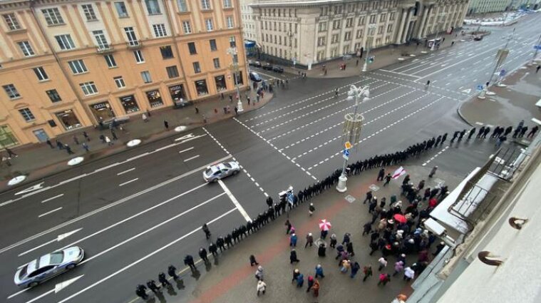 Минские пенсионеры протестовали несмотря на окружение силовиков - фото