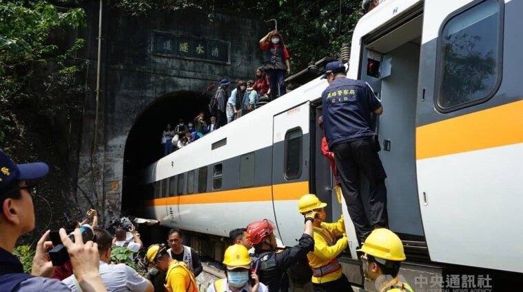 На Тайване поезд столкнулся с грузовиком: полсотни погибших и 66 раненых (фото)