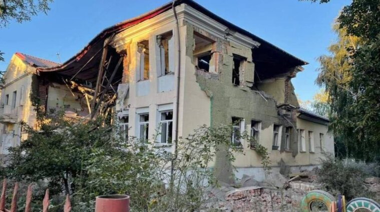Россияне обстрелами разрушили в Славянске детский сад (видео)