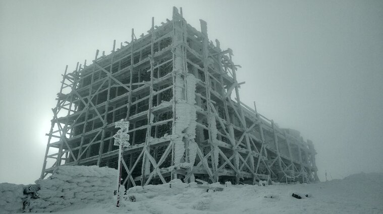 Снег покрыл высокогорье Карпат - фото
