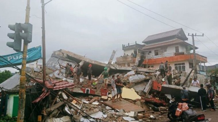 Более 25 человек стали жертвами землетрясения в Индонезии