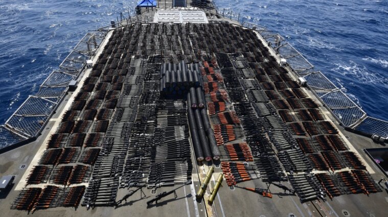 Военные США задержали судно с российским и китайским оружием - видео