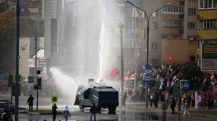 У Мінську почалися затримання, проти учасників акції використовують водомети: відео