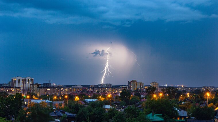 Штормовое предупреждение объявлено в Украине: будут грозы и сильный ветер