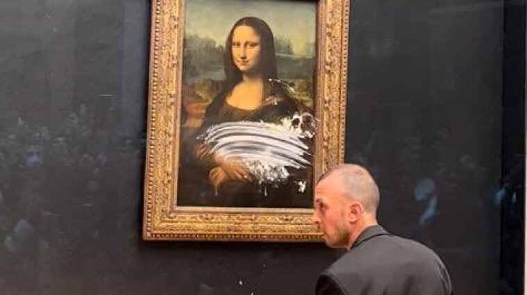 Известную картину "Мона Лиза" вымазали тортом в Лувре - видео