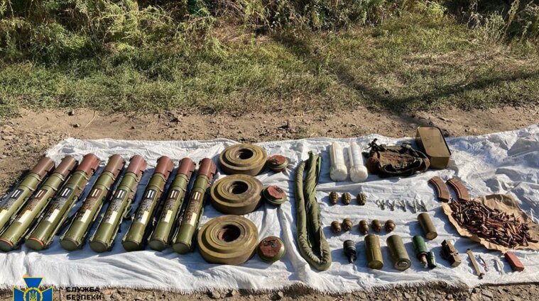 Боевики в Донбассе планировали диверсию возле железнодорожных путей: спрятали много оружия (фото)