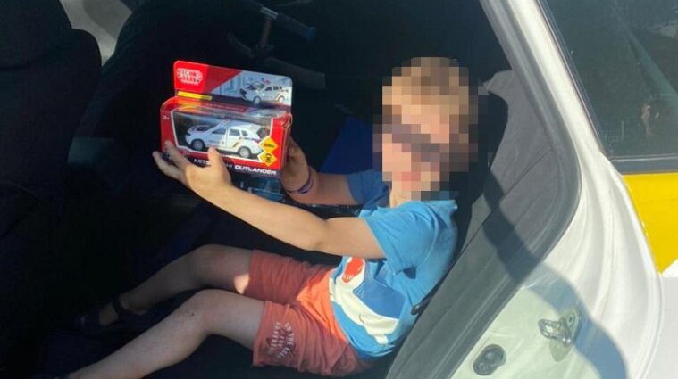 Катался на самокате и скрылся: 5-летнего мальчика всю ночь искали в Киеве