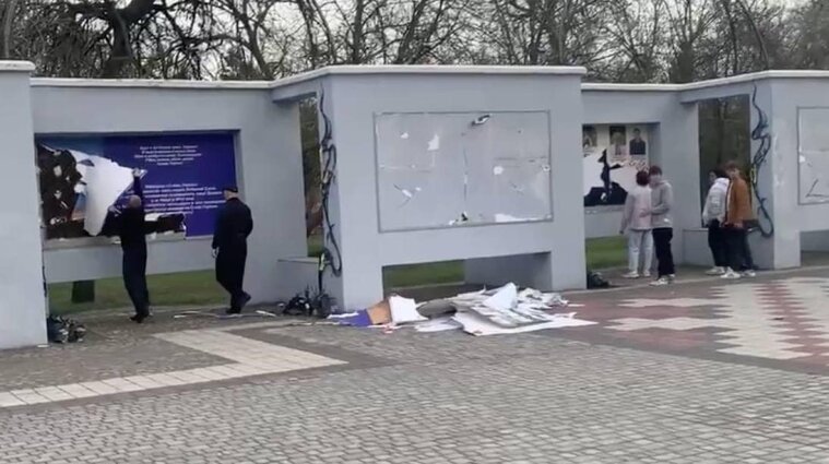 Зірвали портрети загиблих та зняли прапор: окупанти знищили меморіал "Слава Україні" в Херсоні (фото)