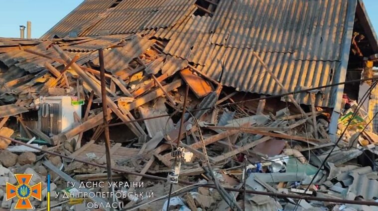 Зруйноване житло, вибиті вікна та ями: наслідки ворожих обстрілів на Дніпропетровщині (фото)