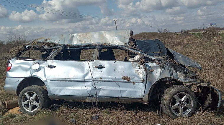 ДТП у Закарпатській області: загиблих вирізали з автівки - фото