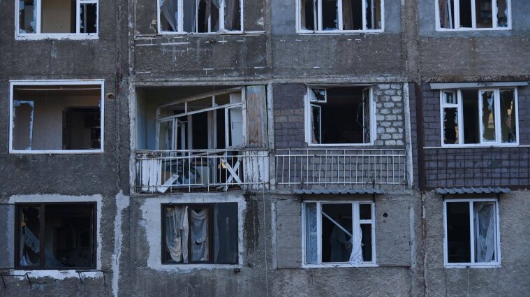Появились фото последствий ракетных обстрелов города Степанакерт в Армении