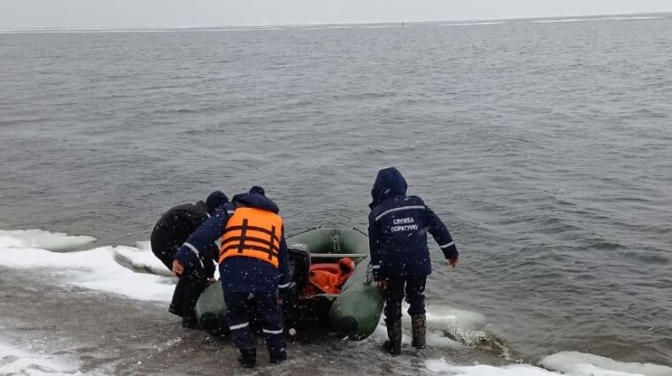 На Черкащині відкололася крижина, на якій перебувало майже 200 рибалок