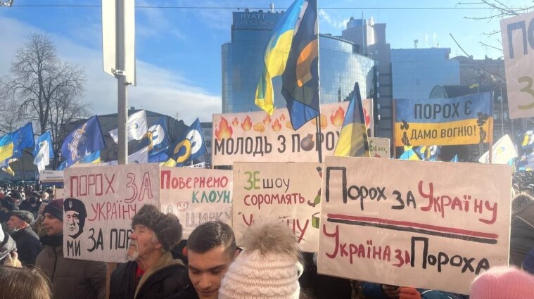 Бійки та перші затримання: що відбувається під Печерським судом в Києві - відео