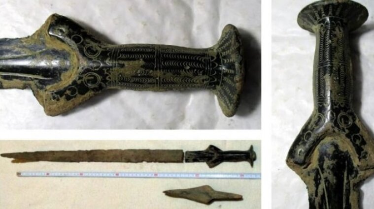 В Чехии мужчина пошел за грибами и нашел меч XIV века