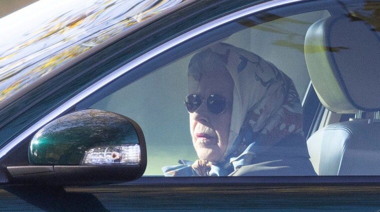 Королеву Елизавету II заметили за рулем Jaguar - фото