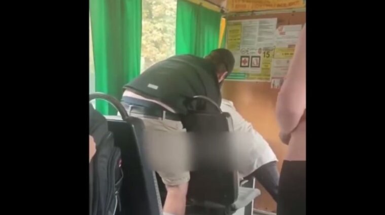 У маршрутці в Одесі спіймали жінку, яка фотографувала військовий об'єкт - відео