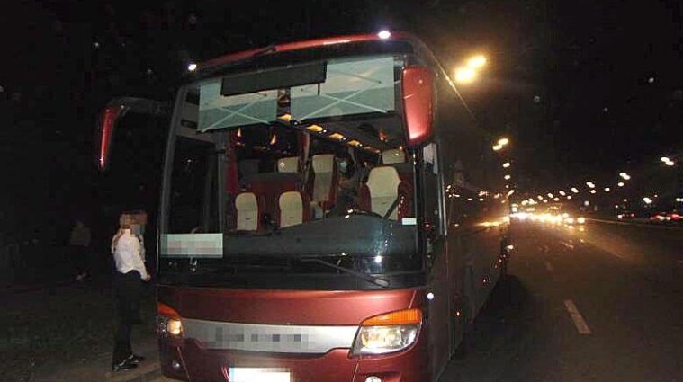У Києві п'яний чоловік з ножем напав на автобус та поранив пасажирів
