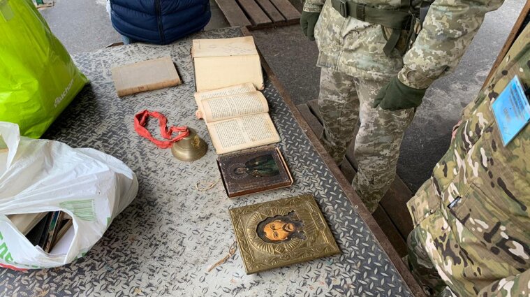 Українець намагався вивезти окупантам старовинні ікони та книги