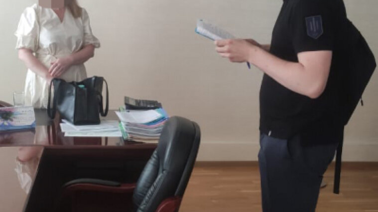 Керівниця податкової на Київщині купувала елітну нерухомість та перераховувала незаконні доходи до рф (відео)