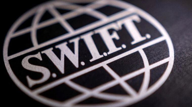 Семь российских банков отключат от SWIFT - список