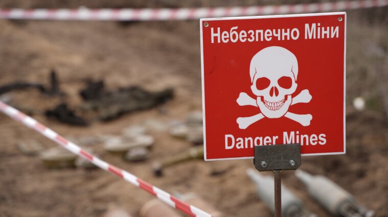 Шесть человек взорвались на российских минах в Харьковской области