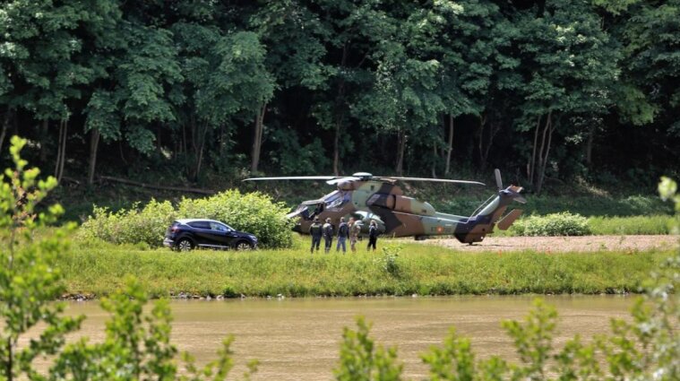 Вертолет НАТО врезался в электропровода на учениях в Словении - фото