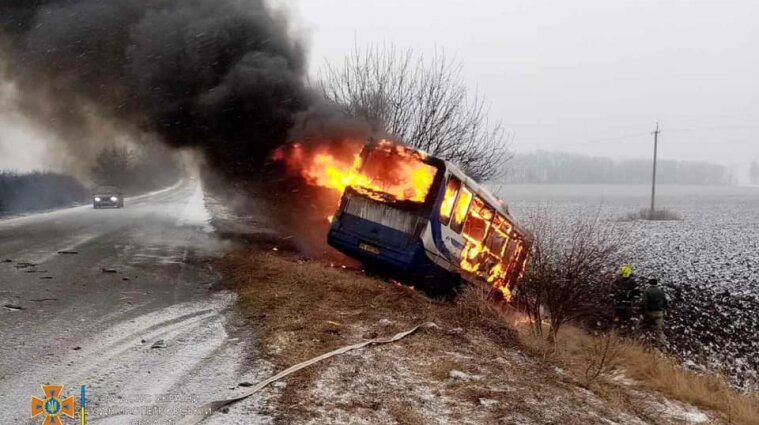 У ДТП за участі автобуса на Дніпропетровщині живцем згоріла людина - фото, відео