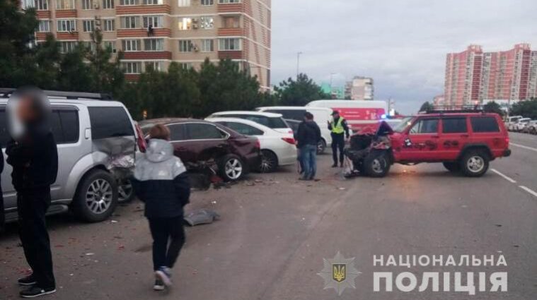 Массовое ДТП в Черноморске: подросток на маминой машине протаранил шесть авто - фото