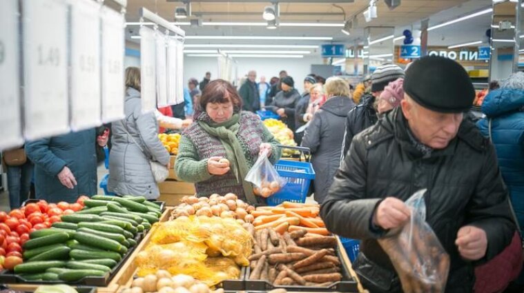 В магазинах большие очереди: как работают супермаркеты Киева после атаки