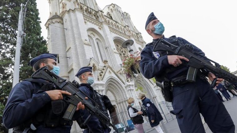 Франция выведет на улицы больше правоохранителей из-за террористов