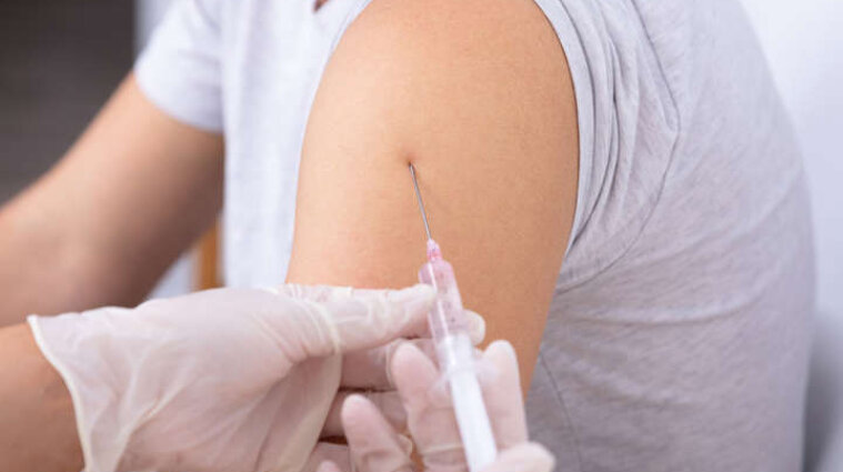 Перша країні у світі завершила вакцинацію всього дорослого населення від коронавірусу