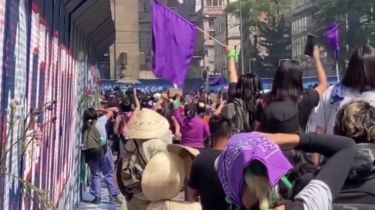 Более 80 человек пострадали в Мексике во время акции феминисток - видео