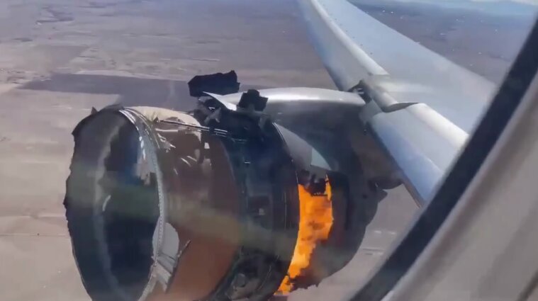 У пасажирського літака в США під час польоту загорівся двигун - відео
