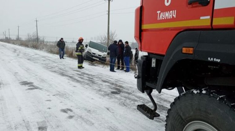 Непогода в Украине: обесточены более 100 населенных пунктов, ограничено движение на трассах