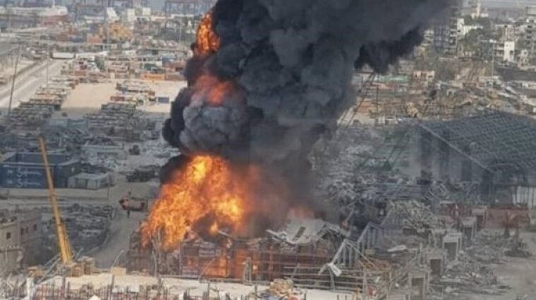 У порту Бейрута масштабна пожежа: є загроза вибухів