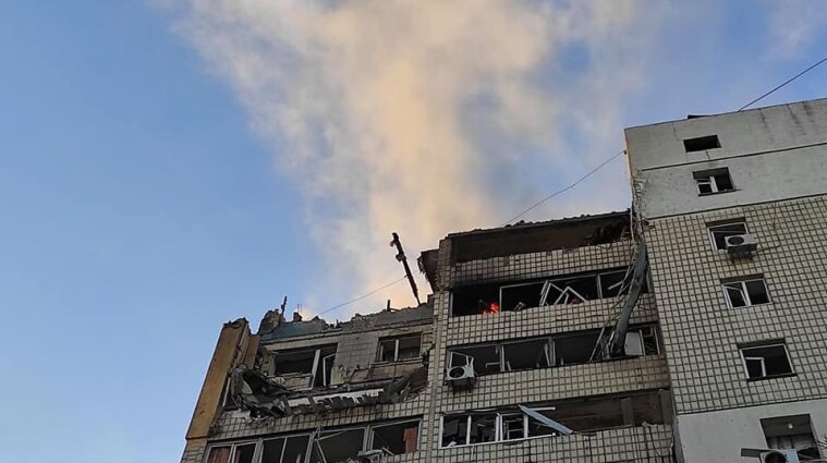 Оккупанты снова обстреляли Киев: обломки снаряда обвалили 12-этажку - фото