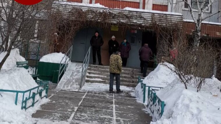 В Киеве за сутки уже вторая девочка выпала из многоэтажки