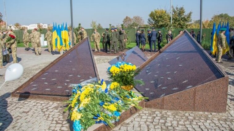 В Маріуполі окупанти знесли меморіал захисникам України (відео)