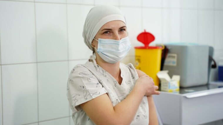 Украинских врачей заставляют делать прививки индийской вакциной - медик