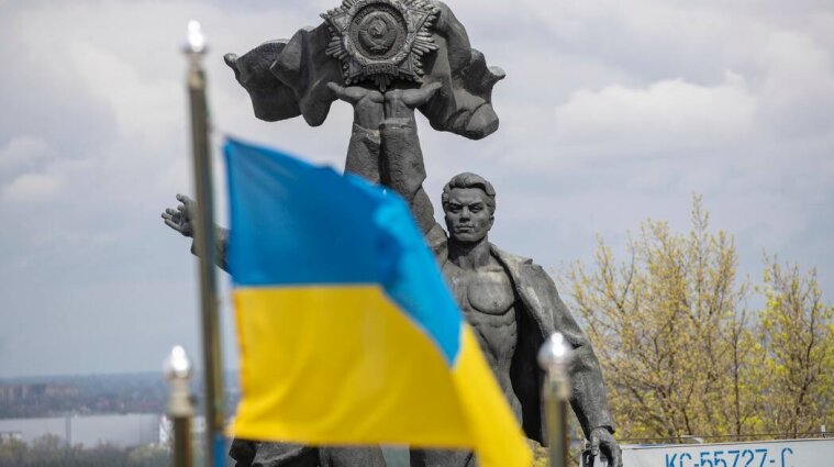 У Києві біля Арки дружби народів демонтують радянську скульптуру робітників (фото, відео)