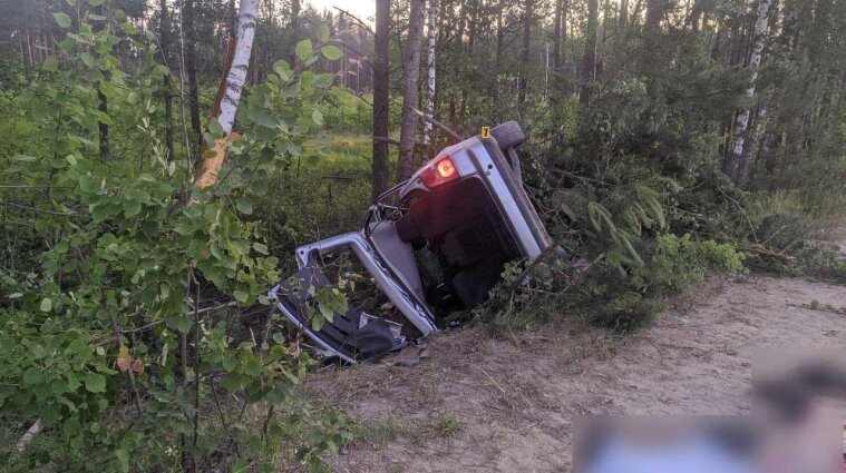 В Ровенской области пьяный водитель врезался в деревья: погибли два пассажира