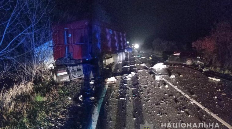 На Полтавщині авто прокурора зіткнулося з вантажівкою: загинула ціла родина